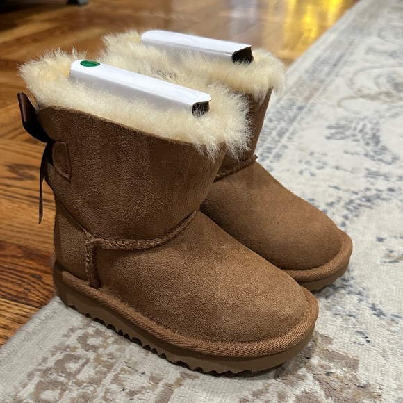 UGG mini Bailey Bow II Chestnut Kids Boots size 7 toddler. Brand New without box